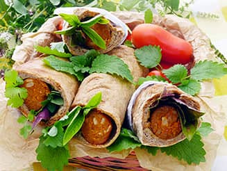 Kenyérben sült vegán kolbász vagy virsli, „hotdog” recept bulkshop növényi alapú Kenyérben sült vegán kolbász vagy virsli, „hotdog” recept bulkshop növényi alapú