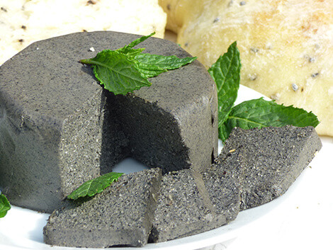 Fekete sajt fekete szezámmagos gyökérkenyérrel vegán recept bulkshop növényi alapú plantbased Fekete sajt fekete szezámmagos gyökérkenyérrel vegán recept bulkshop növényi alapú plantbased