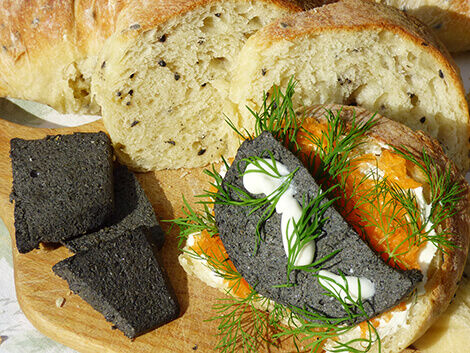 Fekete sajt fekete szezámmagos gyökérkenyérrel vegán recept bulkshop növényi alapú plantbased
