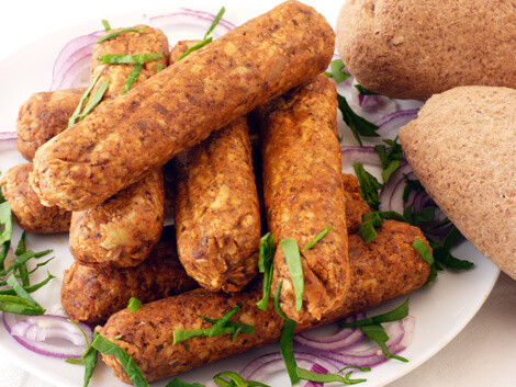 Fűszeres tofukolbászok gluténmentes bagettel vegán recept plantbased növényi alapú Fűszeres tofukolbászok gluténmentes bagettel vegán recept plantbased növényi alapú