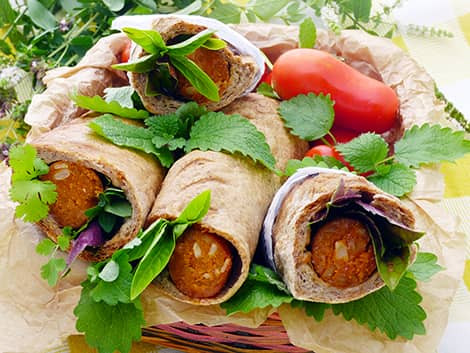 Kenyérben sült vegán kolbász vagy virsli, „hotdog” recept bulkshop növényi alapú Kenyérben sült vegán kolbász vagy virsli, „hotdog” recept bulkshop növényi alapú