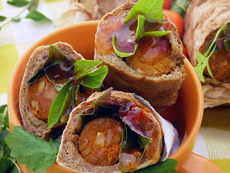 Kenyérben sült vegán kolbász vagy virsli, „hotdog” recept bulkshop növényi alapú Kenyérben sült vegán kolbász vagy virsli, „hotdog” recept bulkshop növényi alapú