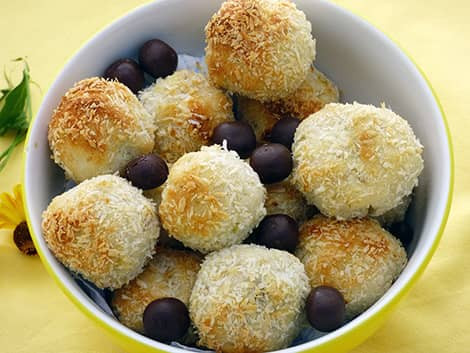 Egyszerű kókuszgolyó két hozzávalóból vegán recept plantbased növényi alapú Egyszerű kókuszgolyó két hozzávalóból vegán recept plantbased növényi alapú