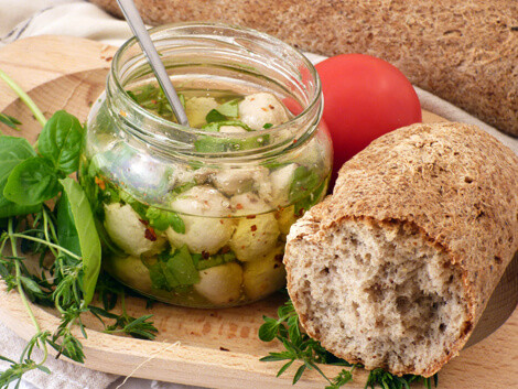 Növényi sajtgolyók zöldfűszeres olajban, gluténmentes bagett kenyérrel bulkshop vegán recept plantbased növényi alapú Növényi sajtgolyók zöldfűszeres olajban, gluténmentes bagett kenyérrel bulkshop vegán recept plantbased növényi alapú