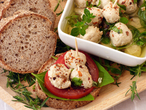 Növényi sajtgolyók zöldfűszeres olajban, gluténmentes bagett kenyérrel bulkshop vegán recept plantbased növényi alapú Növényi sajtgolyók zöldfűszeres olajban, gluténmentes bagett kenyérrel bulkshop vegán recept plantbased növényi alapú