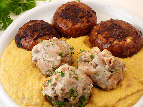 Zsemlegombóc zöldségmártásban portobelló gombával recept vegán plantbased növényi alapú Zsemlegombóc zöldségmártásban portobelló gombával recept vegán plantbased növényi alapú